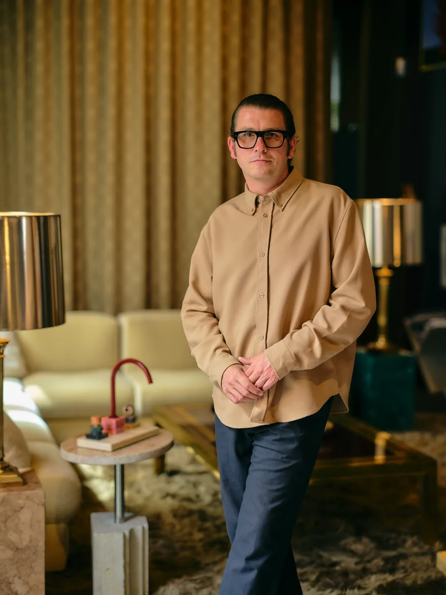 El arquitecto Fabian Freytag en un salón, junto a su grifo de Dornbracht Atelier sobre una mesa auxiliar