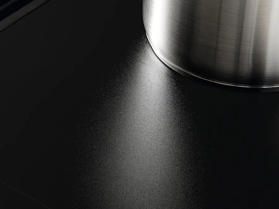 Superficie negra mate MattFinish de la Miele KMDA 8683 FL con una olla de acero
